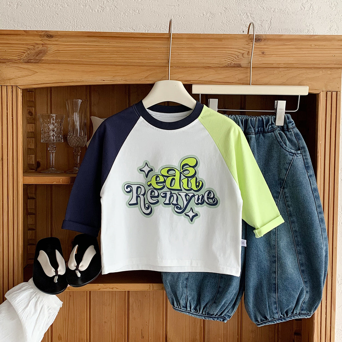 Conjunto Infantil Edu Renyue – Camiseta Color Block y Pantalón Vaquero