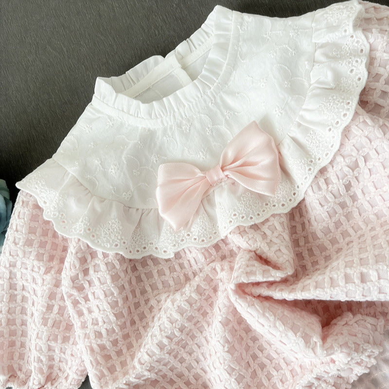 Pelele Rosa de Punto con Cuello de Encaje y Lazo