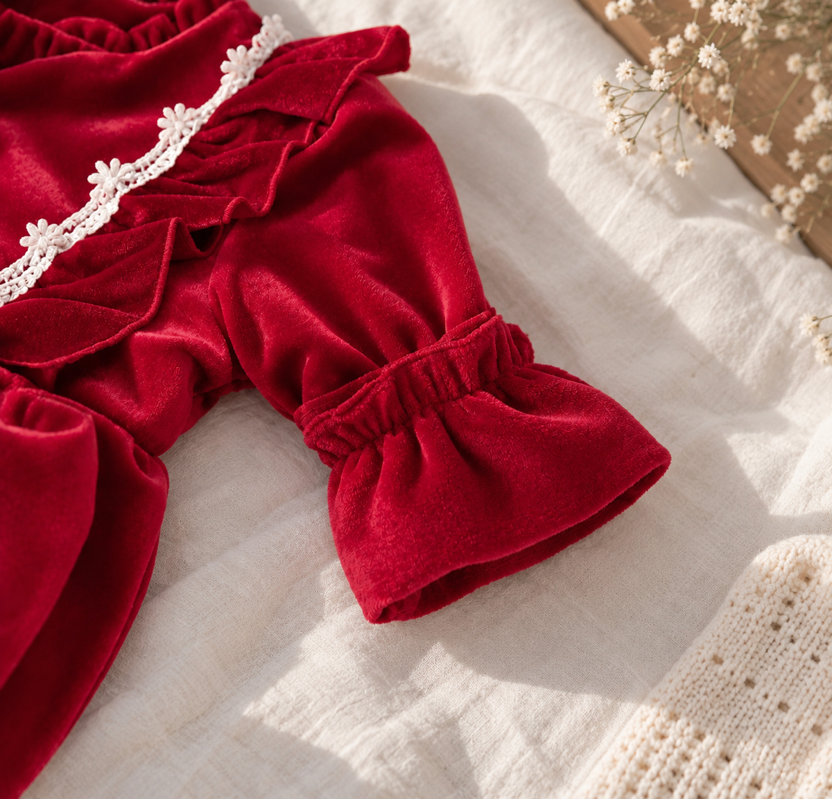Pelele de Terciopelo Rojo con Volantes y Detalles de Encaje