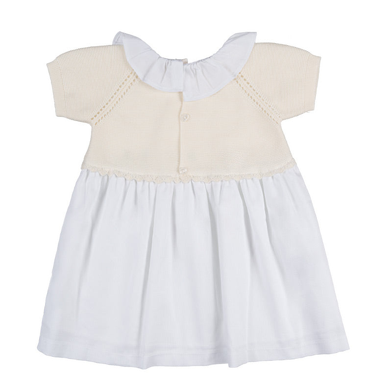 Este es un elegante vestido blanco roto con pechera, ideal para ocasiones especiales.