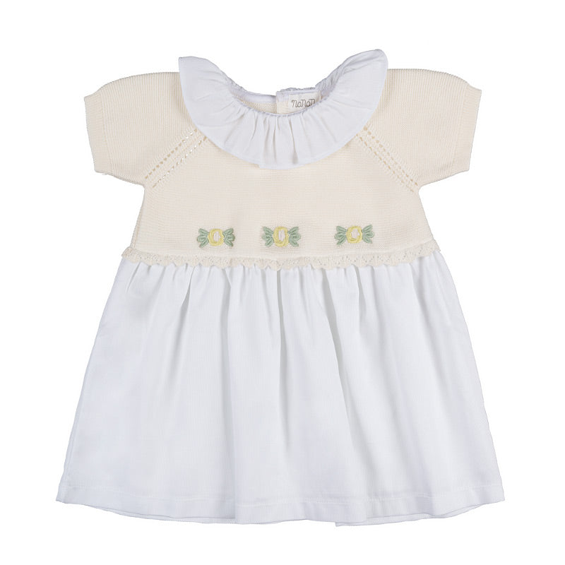 Este es un elegante vestido blanco roto con pechera, ideal para ocasiones especiales.
