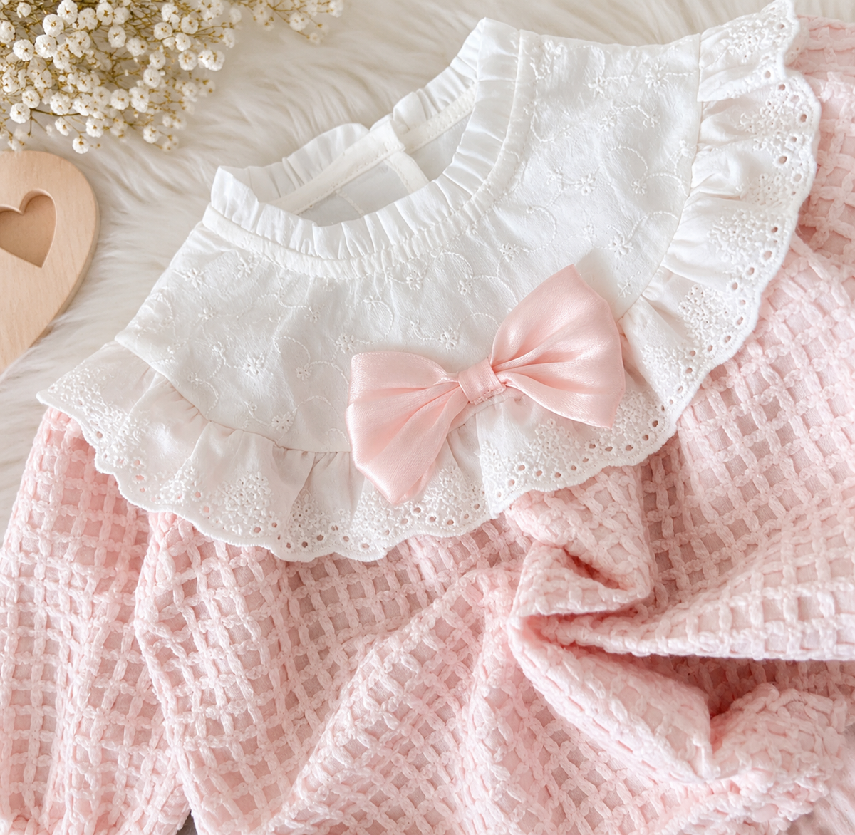 Pelele Rosa de Punto con Cuello de Encaje y Lazo